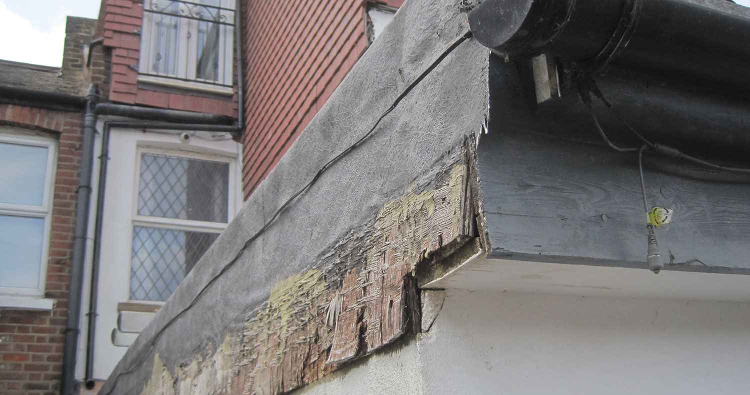 Detail showing non-standard detailing, an improvised perimeter trim where the original GRP installation appears poorly executed. Detail showing non-standard detailing, an improvised perimeter trim where the original GRP installation appears poorly executed.
